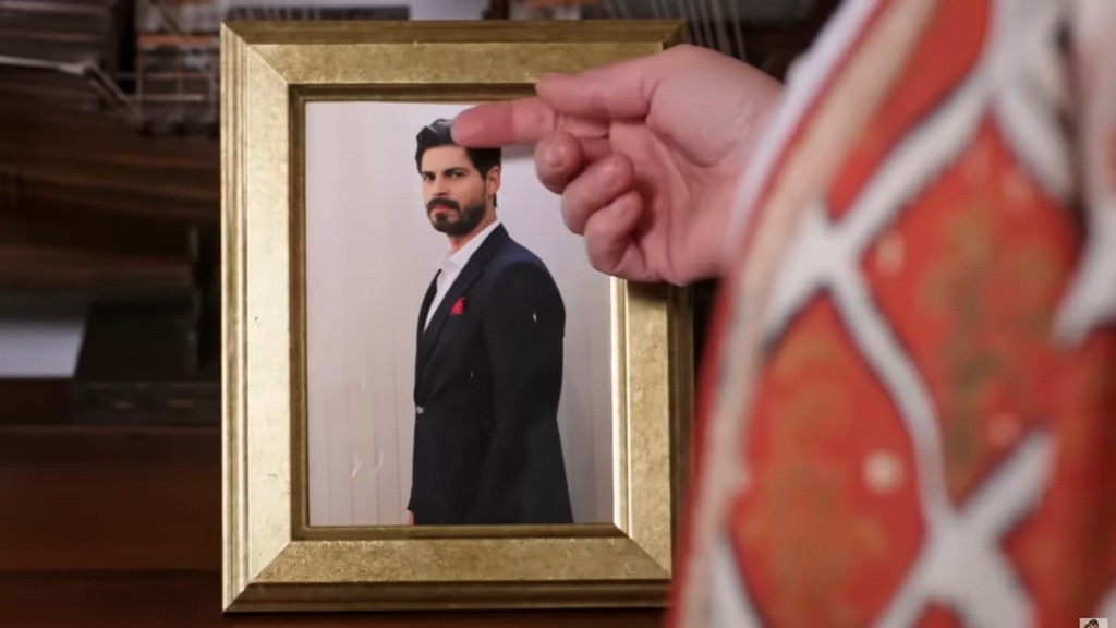 Mukadder dotyka zdjęcia Cihana.