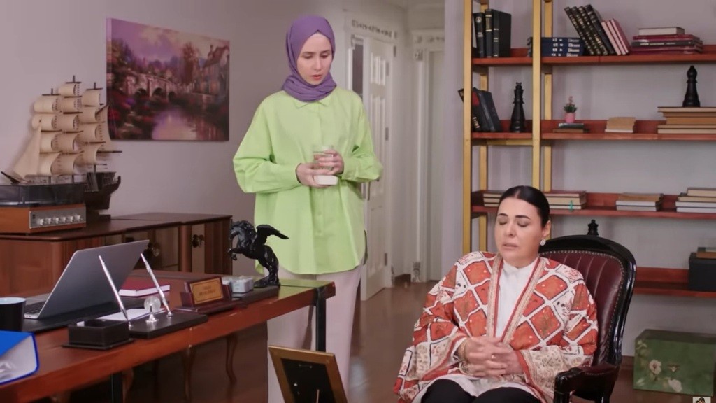 Sinem przynosi Mukadder wodę i lekarstwa.