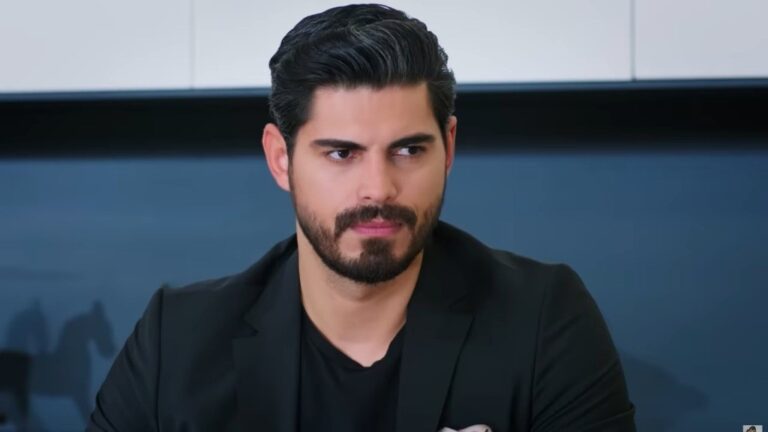 Cihan spogląda poważnym wzrokiem.