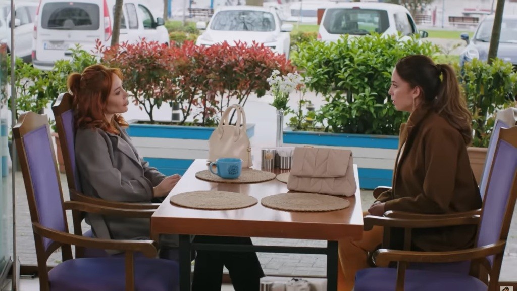 Spotkanie Yoncy i Beyzy w kawiarni.