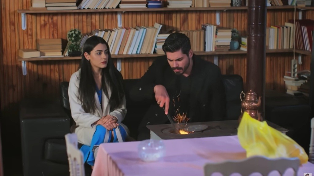 Hancer i Cihan w antykwariacie Ertugrula. Mężczyzna przegarnia palenisko.