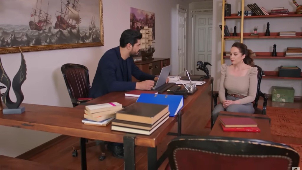 Cihan i Beyza siedzą przy biurku w gabinecie.