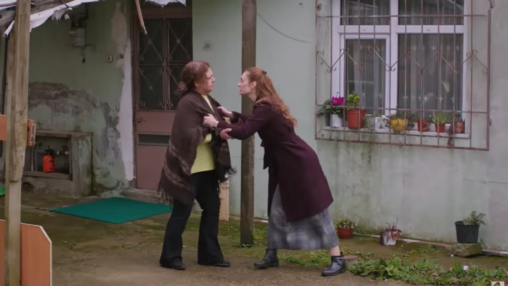 Derya szarpie sąsiadkę.