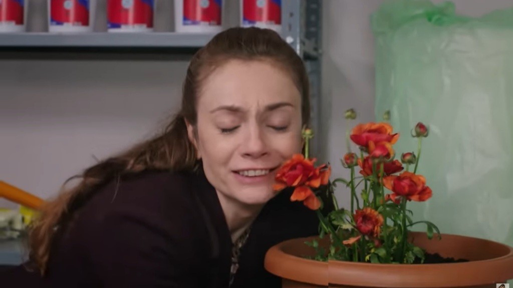 Derya przytula kwiat.