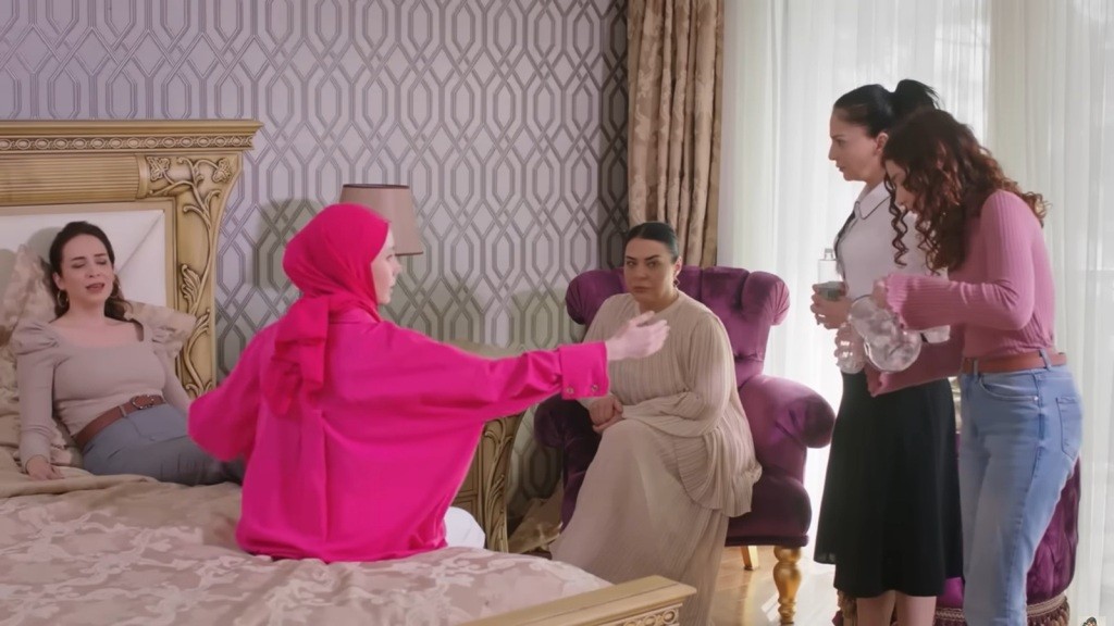 Beyza leży w łóżku. Obok niej siedzi Sinem i wyciąga rękę do nalewającej wody Aysu. Mukadder siedzi w fotelu.