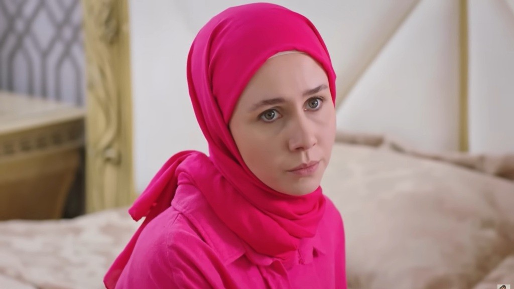 Zbliżenie na zatroskaną twarz Sinem.