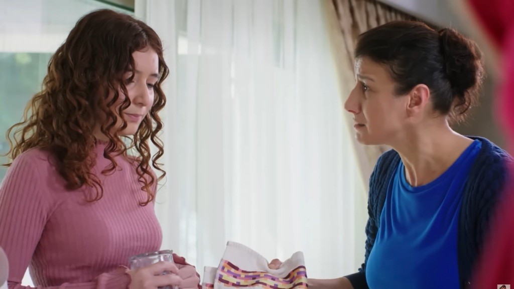 Fadime patrzy z niedowierzaniem na córkę. Aysu spuszcza głowę.