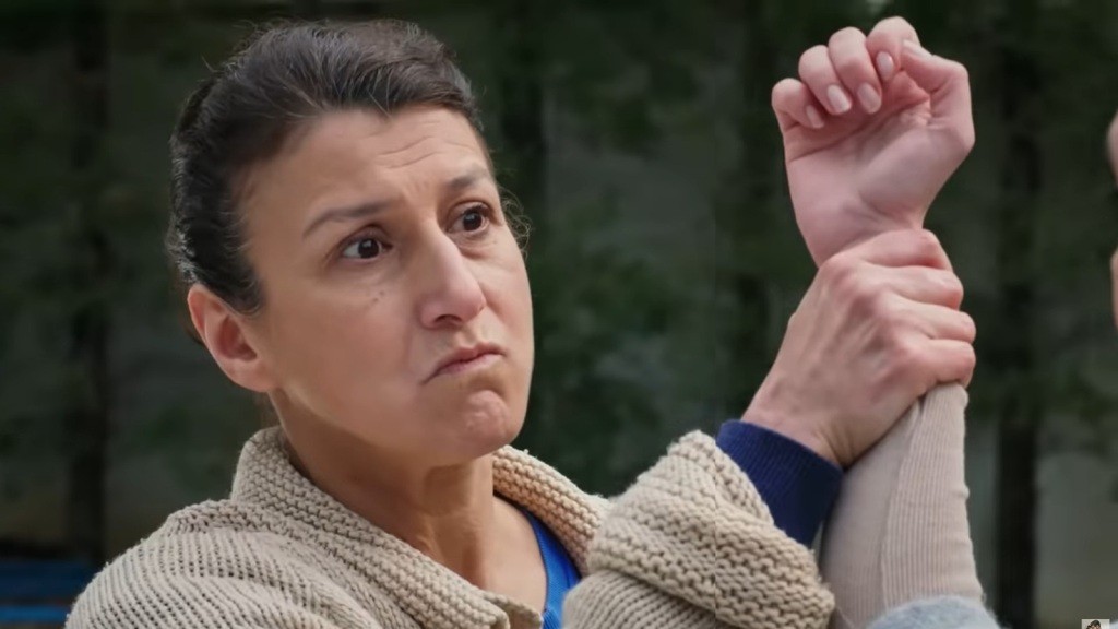 Fadime zaciska dłoń na przegubie Beyzy.