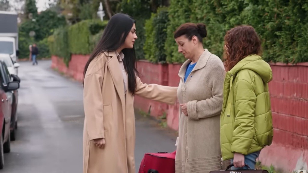 Hancer zatrzymuje Fadime i Aysu na drodze.