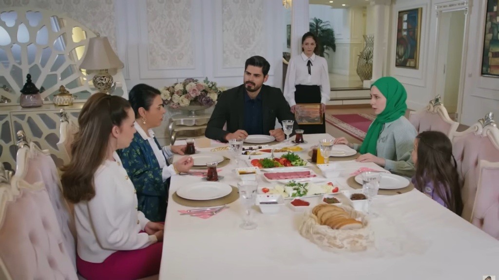 Develioglu siedzą przy stole w jadalni. Spojrzenia wszystkich skierowane są na Beyzę.