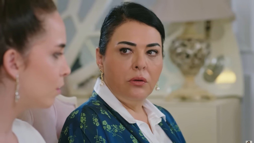 Mukadder patrzy z niedowierzaniem na Beyzę.