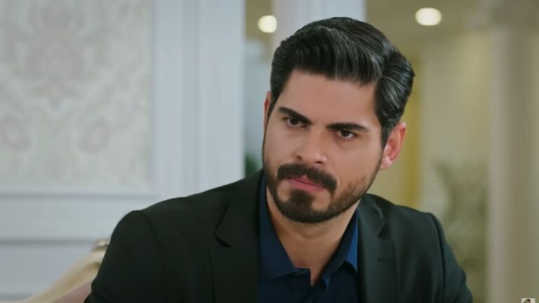 Cihan marszczy brwi. Jego twarz wyraża gniew.