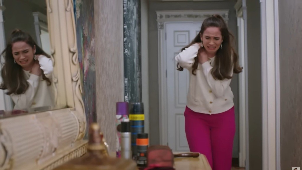 Zrozpaczona Beyza wraca do pokoju.