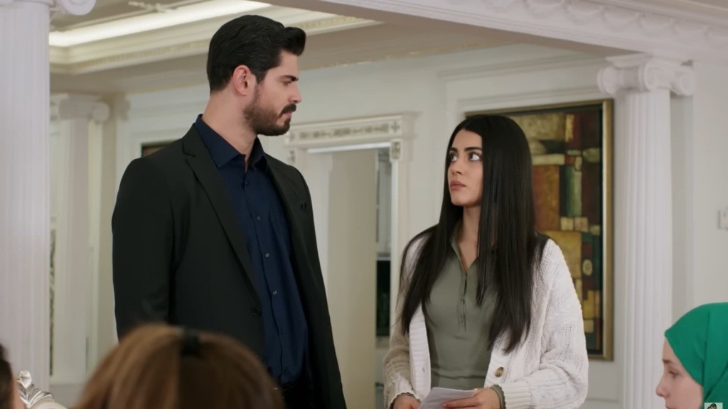 Cihan i Hancer patrzą na siebie.