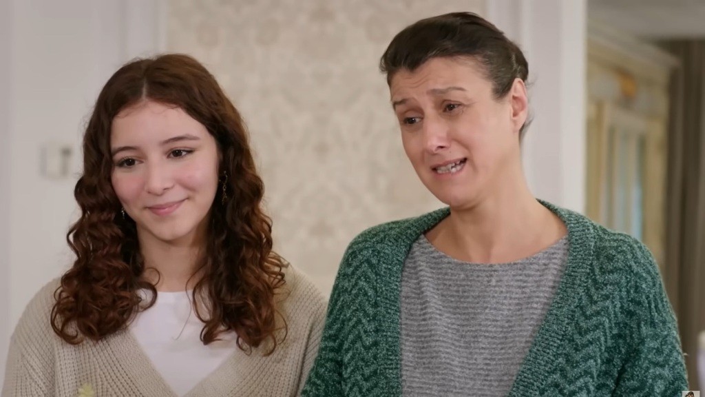 Fadime i Aysu stoją obok siebie. Sprawiają wrażenie szczęśliwych.