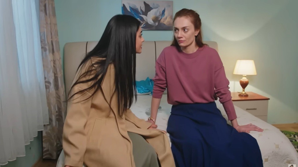 Hancer i Derya siedzą na skraju łóżka.