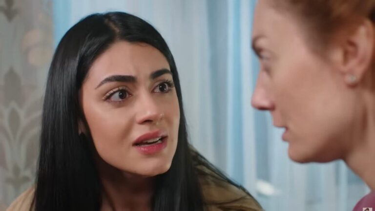 Hancer, z wyrazem głębokiego wstrząśnięcia, wpatruje się w twarz Deryi.