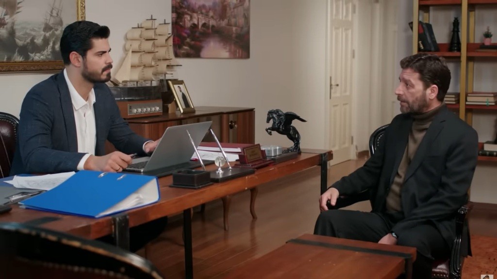 Cihan i Nusret siedzą naprzeciwko siebie.