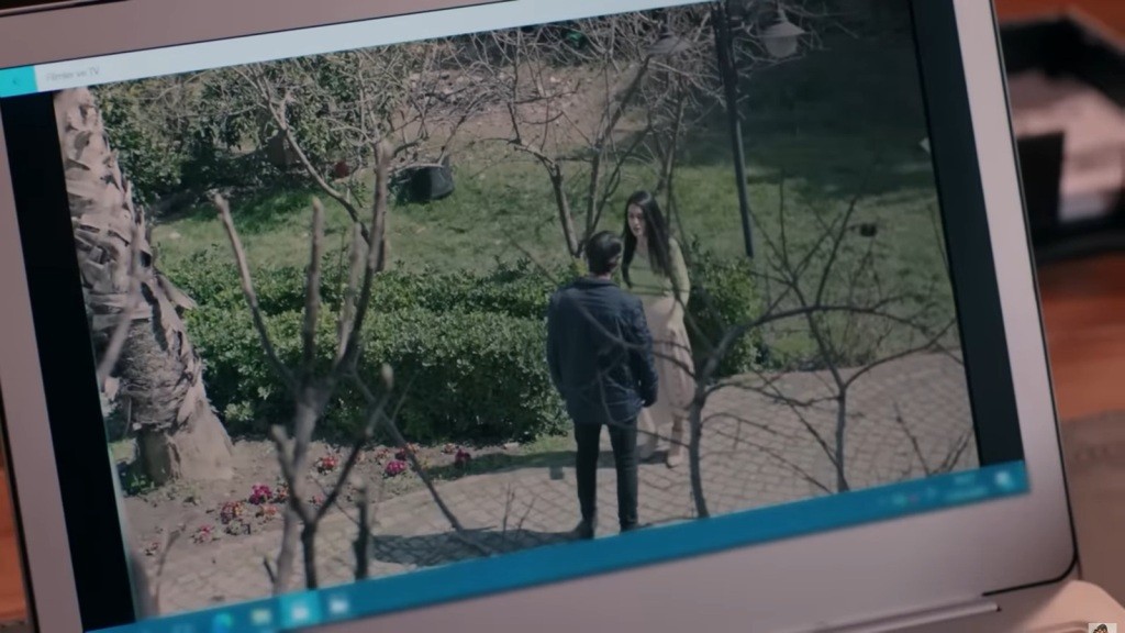 Nagranie z rozmowy Hancer i Yakupa wyświetlone na laptopie Cihana.