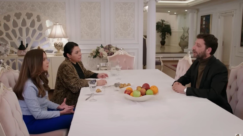Beyza, Mukadder i Nusret siedzą przy stole w jadalni.