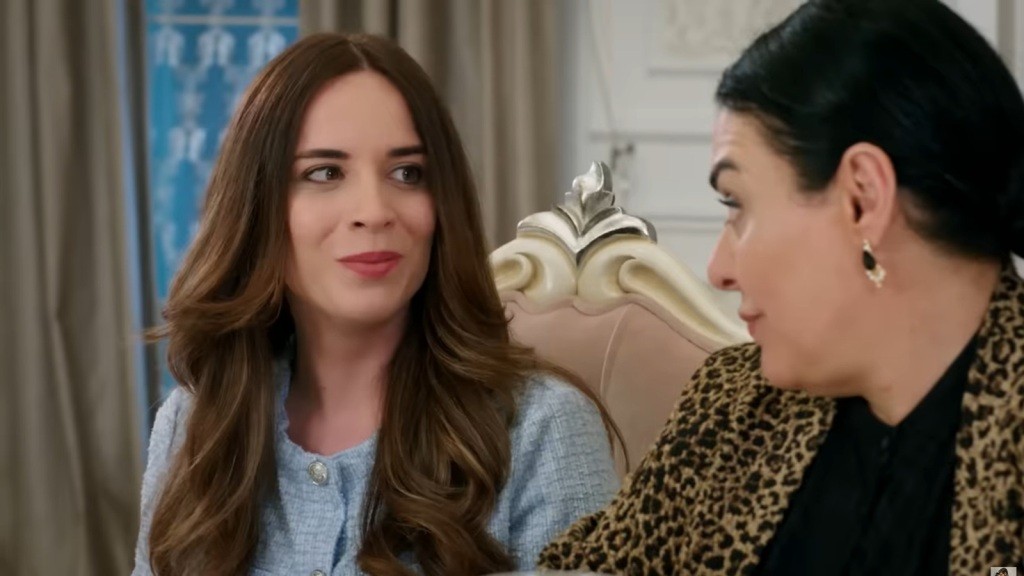 Beyza i Mukadder wymieniają się zadowolonymi uśmiechami.