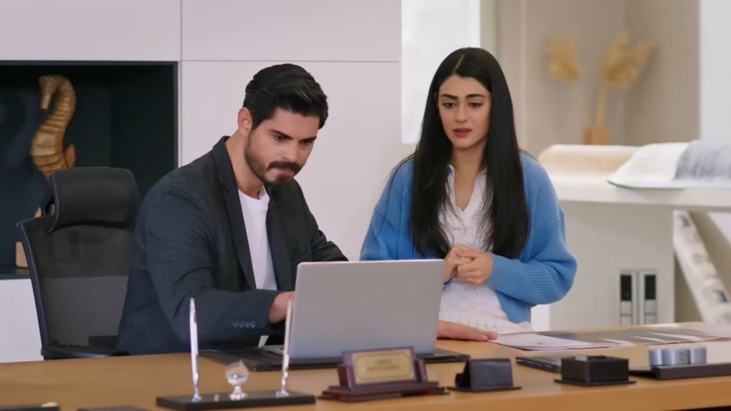 Cihan pokazuje Hancer nagranie na laptopie.