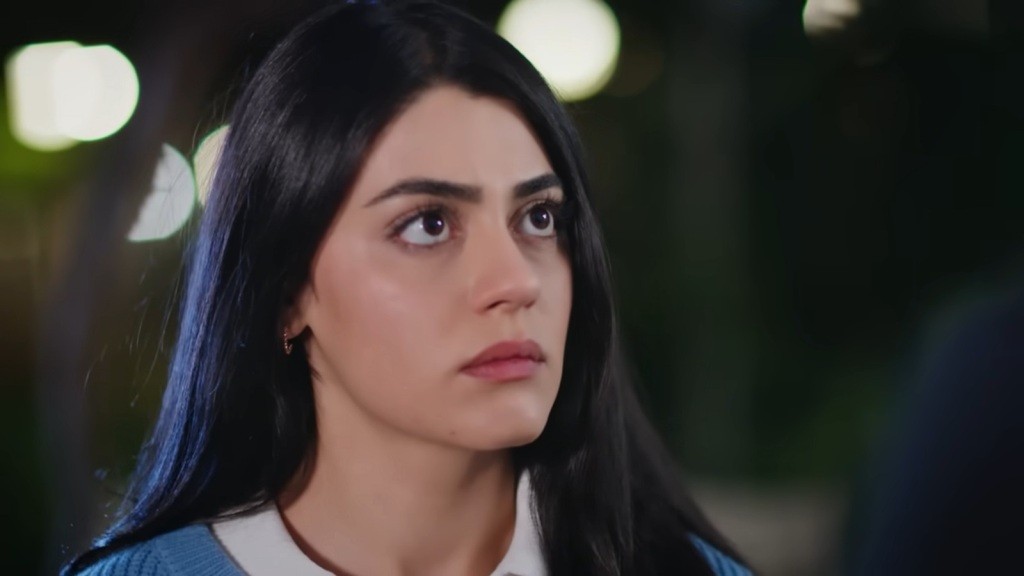 Hancer wpatruje się ze zdumieniem, a w tle rozpościera się ciemna noc.