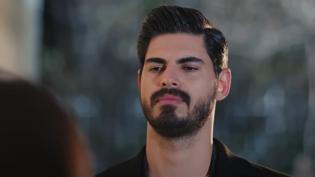 Cihan stoi z powagą przed Hancer.