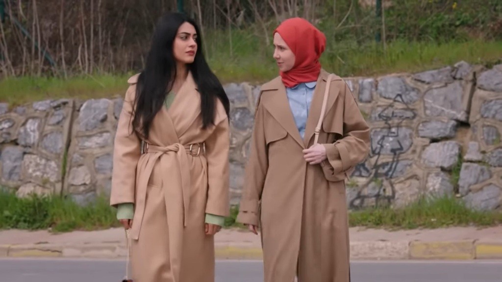 Hancer i Sinem spacerują.