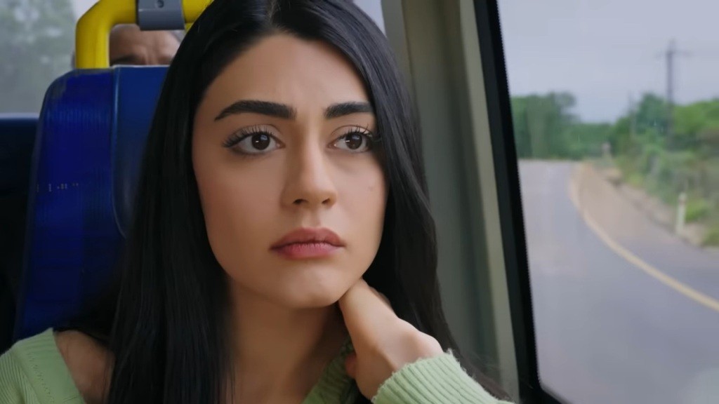 Hancer jedzie autobusem. Siedzi przy oknie.