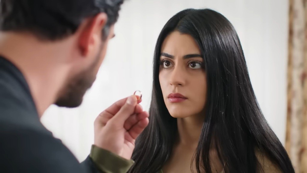 Cihan pokazuje Hancer złotą obrączkę.