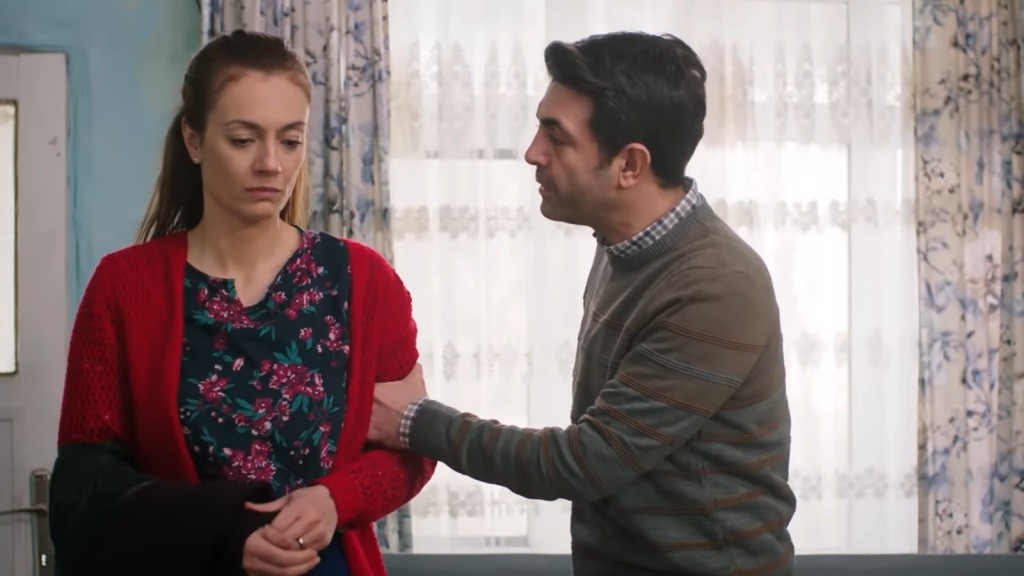 Cemil trzyma Deryę za ramię.