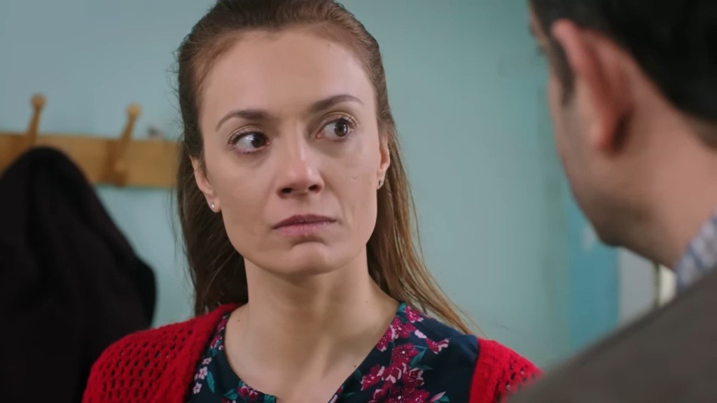 Derya patrzy z napięciem w twarz męża.