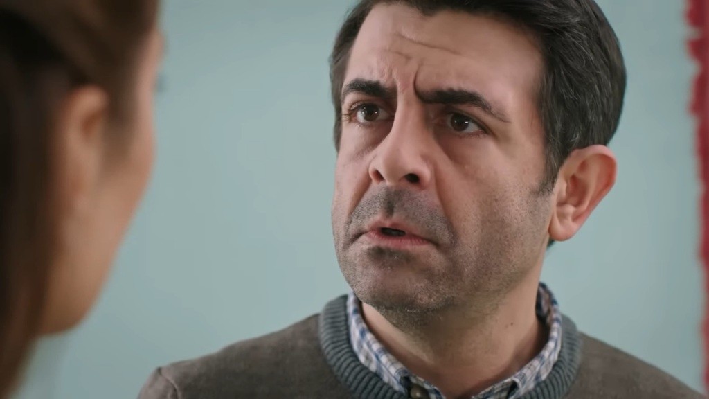 Cemil jest wstrząśnięty. Znieruchomiał, patrząc w twarz Deryi.