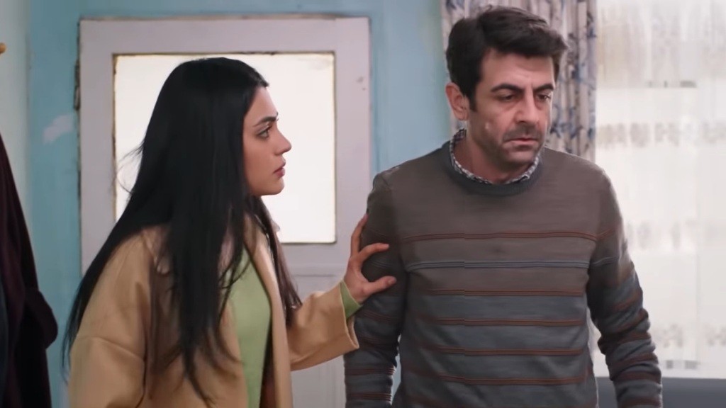 Hancer dotyka ramienia brata.