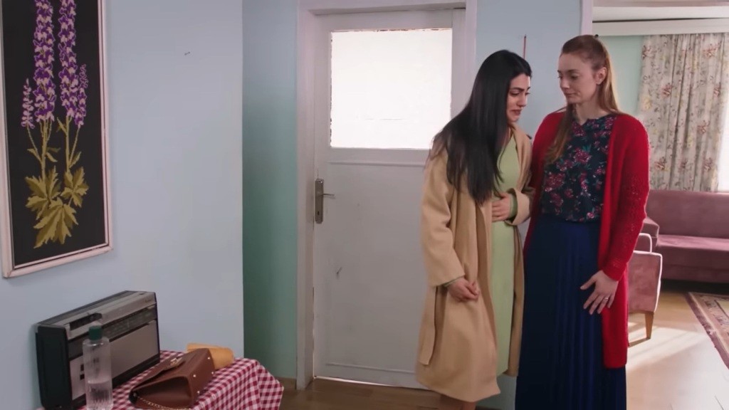 Derya stoi obok wstrząśniętej Hancer i patrzy na nią z troską. W tle widać drzwi pokoju Cemila.