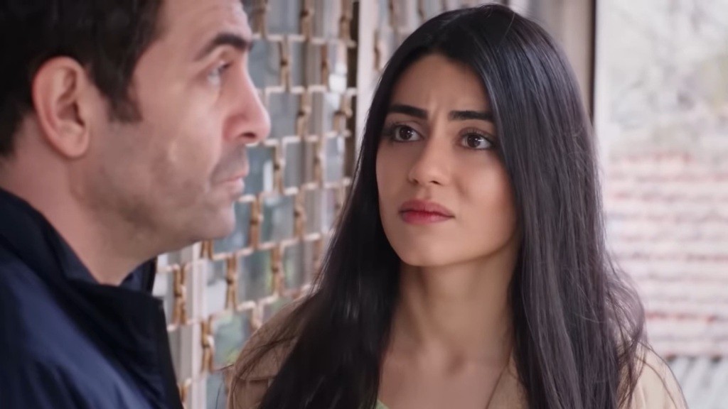 Hancer patrzy na brata błagalnym wzrokiem. On odwraca głowę.