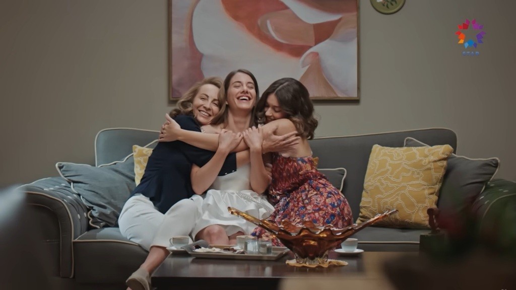 Esme, Suna i Seyran śmieją się w swoich objęciach.