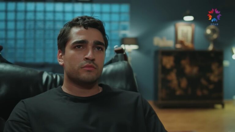 Ferit siedzi w fotelu.