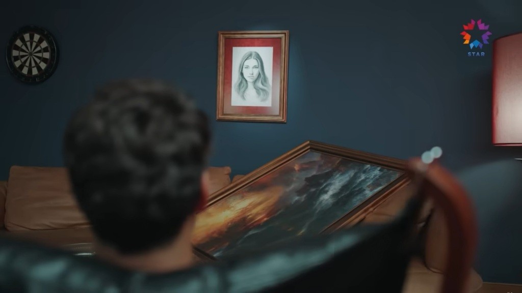 Ferit patrzy na znajdujący się na ścianie szkic Seyran.