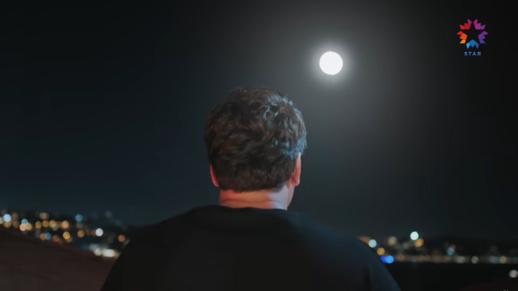 Ferit patrzy w księżyc w pełni.