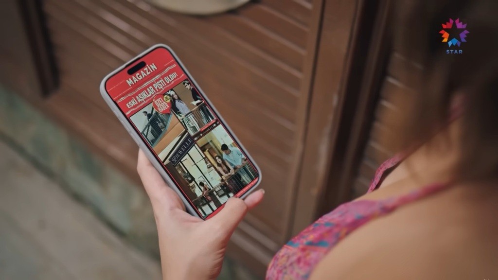 Artykuł wraz ze zdjęciami na ekranie telefonu Seyran.