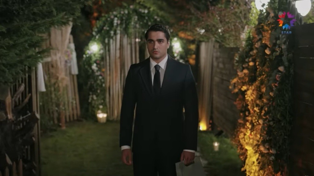 Ubrany w garnitur Ferit zjawia się na przyjęciu weselnym.