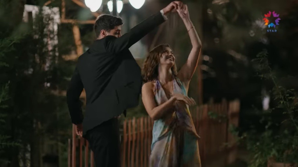 Sinan i Seyran tańczą.