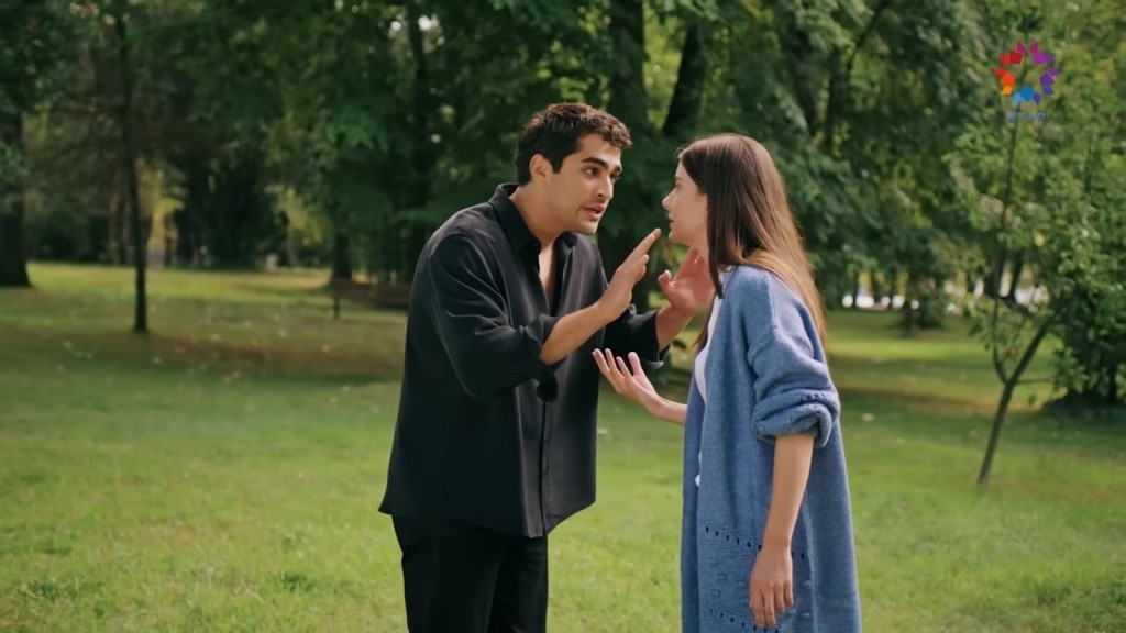 Suna i Ferit rozmawiają, gestykulując ekspresyjnie.