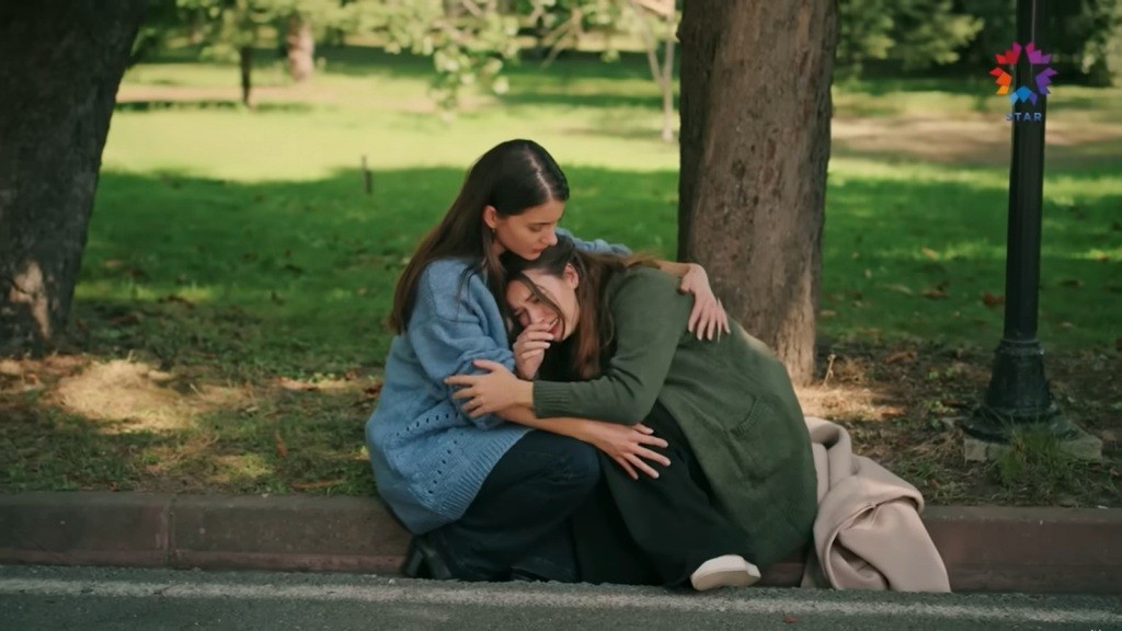 Suna obejmuje zrozpaczoną Seyran.