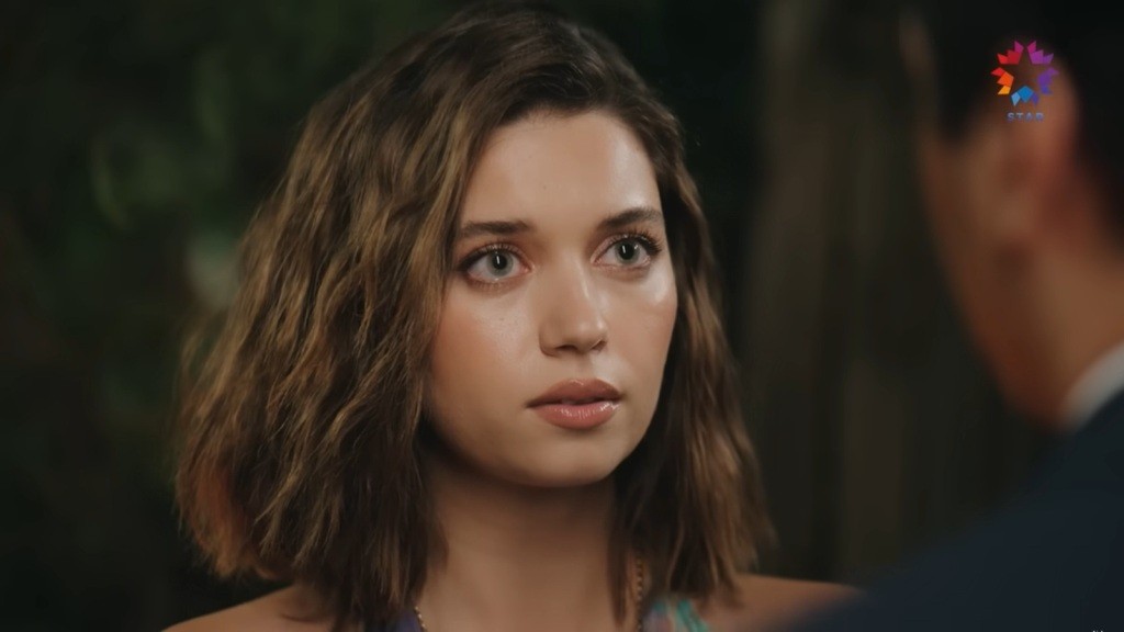 Seyran patrzy w twarz Ferita.