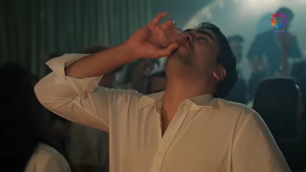 Ferit przechyla kieliszek, wypijając zawartość do dna.