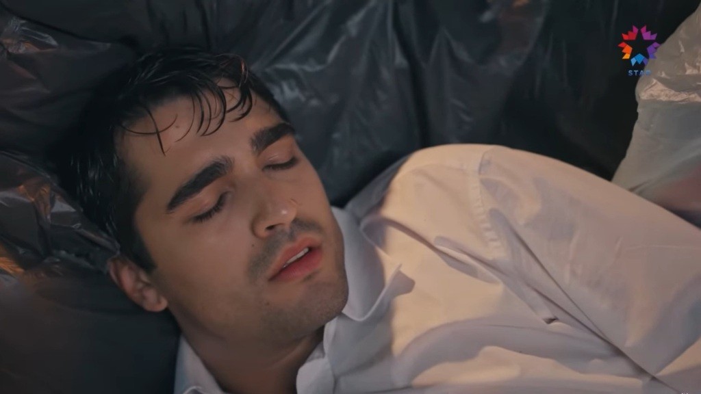 Zbliżenie na twarz pijanego Ferita.