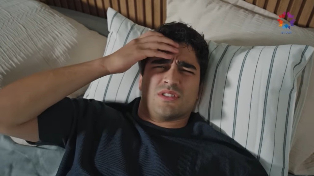 Ferit budzi się z bólem głowy.